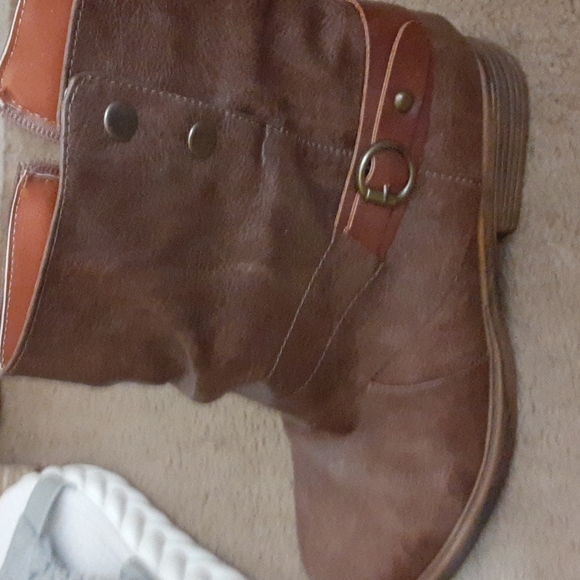 Shoes and boots and Sandal all size 7 to 7 1/2 - Picture 6 of 16